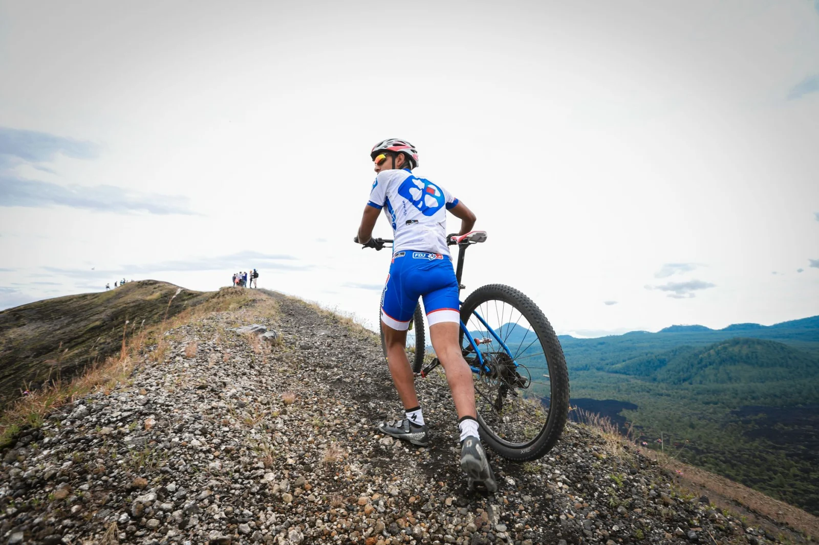 A mountain biker in gear climbs a rocky trail in Michoac&aacute;n, highlighting outdoor adventure and determination.