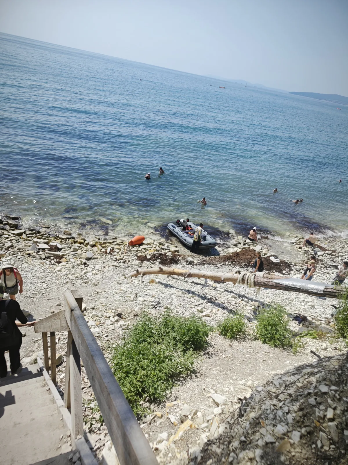 Галечный пляж и деревянные ступени к воде