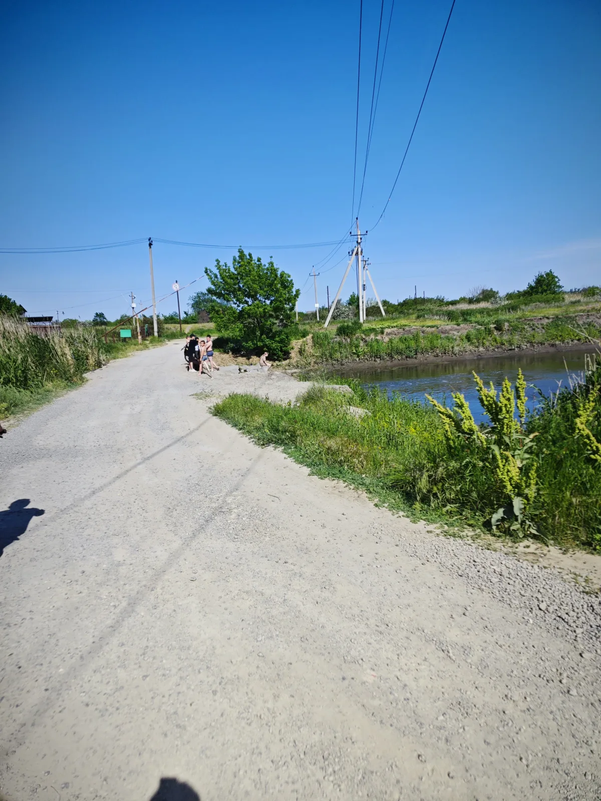 Грунтовка рядом с водой