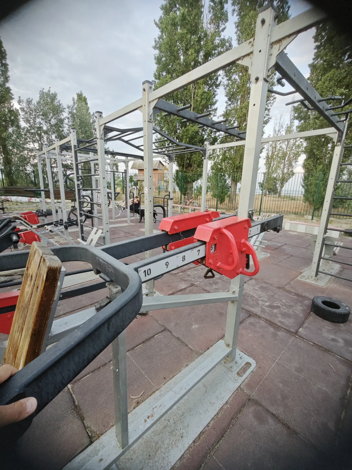 По дороге домой заскочили на спортплощадку