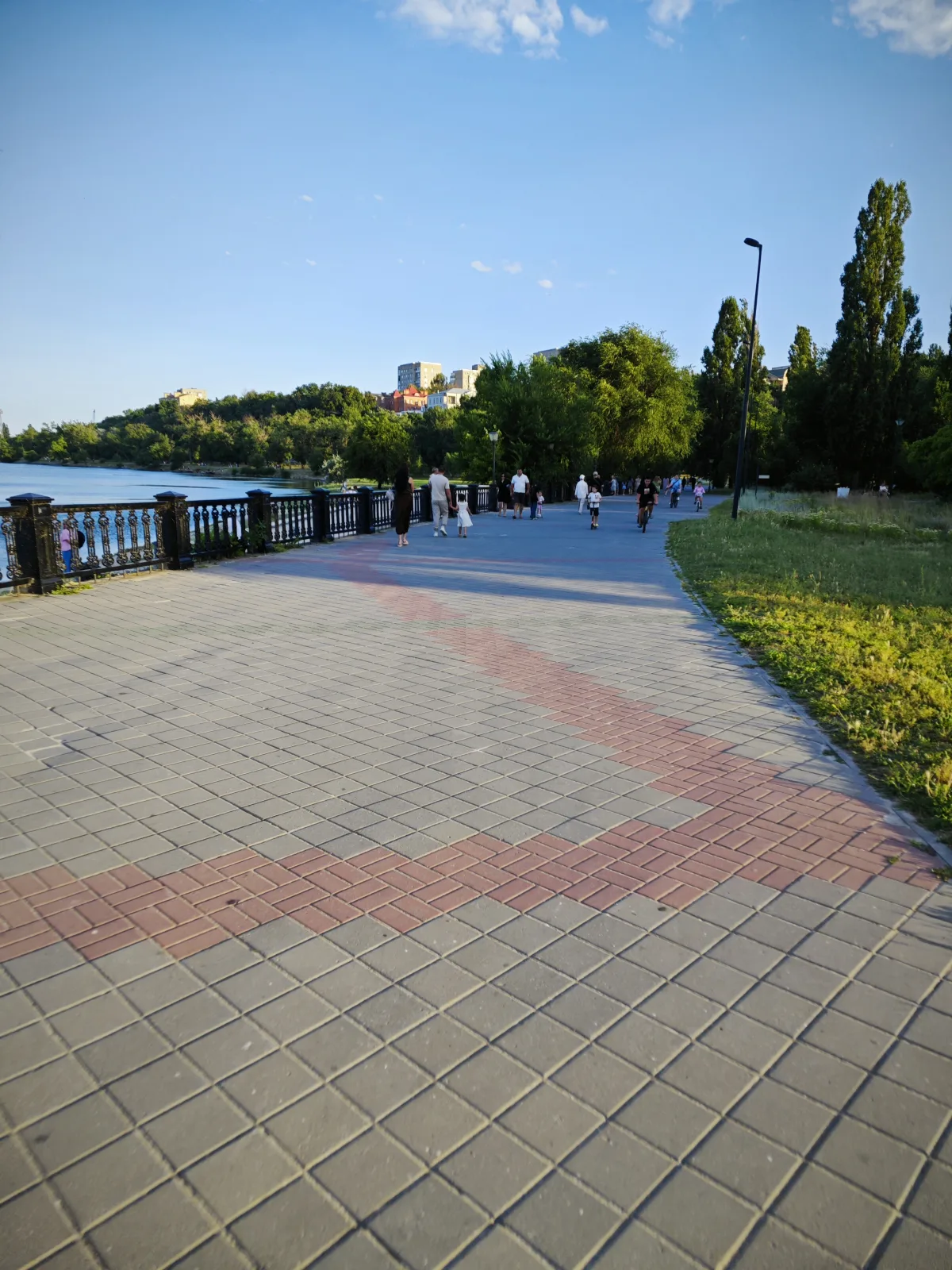 Гуляющие люди на благоустроенной набережной